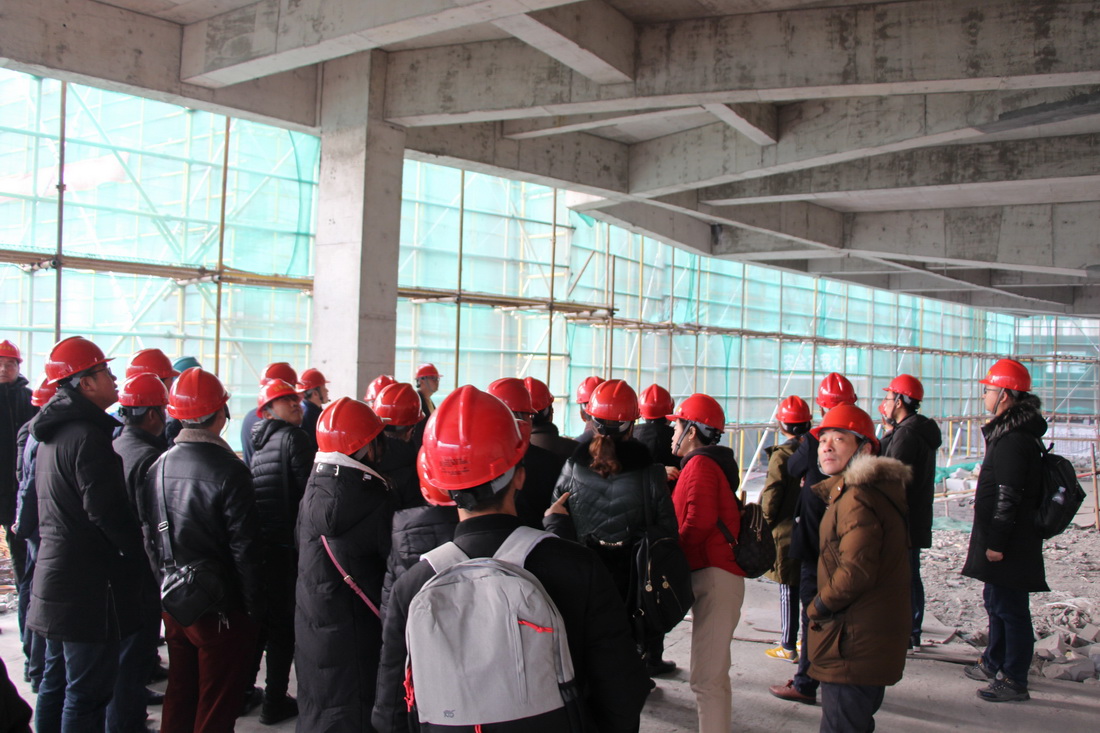 觀摩1樓西側一層頂板懸挑梁 觀摩1樓西側一層頂板懸挑梁